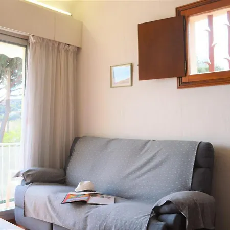 2 Pieces Avec Mezzanine Et Parking, Proche - - Fr-1-251-205 * Ле-Лаванду