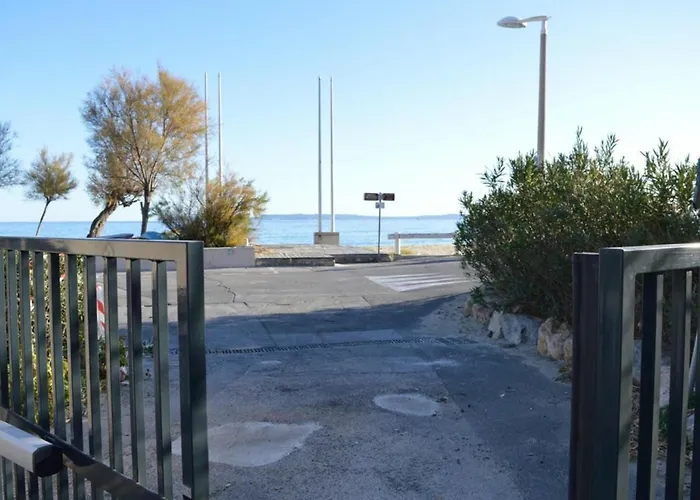 2 Pieces Avec Mezzanine Et Parking, Proche - - Fr-1-251-205 * Le Lavandou