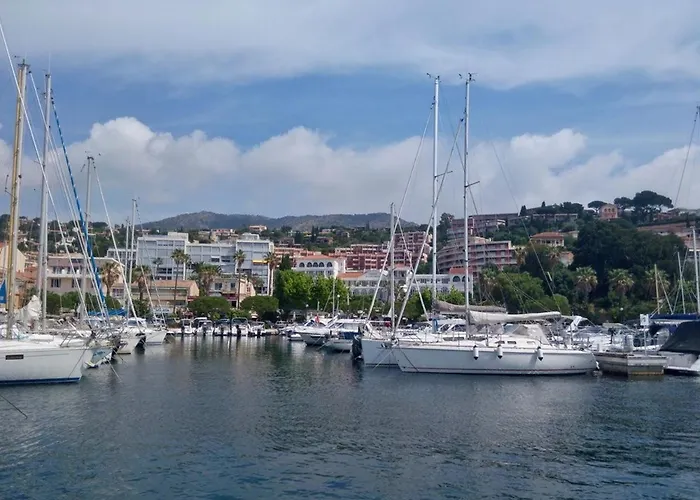 2 Pieces Avec Mezzanine Et Parking, Proche - - Fr-1-251-205 * Le Lavandou